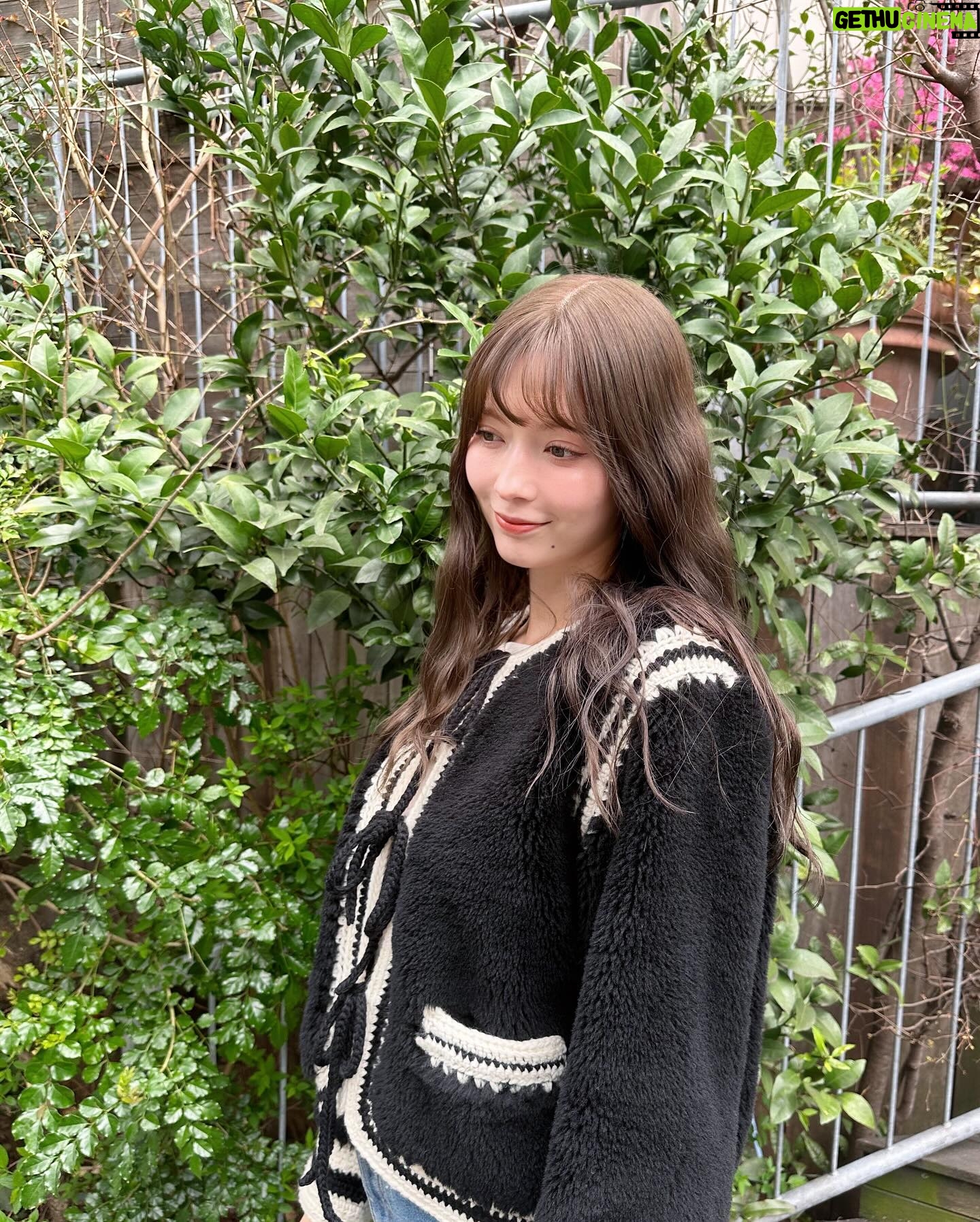 Alissa Yagi - 3 Likes - 今日もお疲れ様でした🌼
私服と 最近の持ち歩きコスメたち。
@fujiko_brand のお直しパクトはツヤが瞬時に復活するし
小さなカバンでも持ち歩けるコンパクトさが優秀☺️💮
@cipicipi_official のティントは06と、
幻のvoceコラボカラーを特によく使う🫶🏻色味も質感も好き