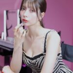Alissa Yagi Instagram - @yslbeauty LOVESHINE LIPSTICK 💜 大好きなルージュヴォリュプテシャインのアップデート版！ 発売をとっても楽しみにしていました🤤👏🏻 フルーツオイルインで潤いが続く&"ツヤ再現成分"の配合量大幅アップでぷるぷるの唇に。🍓 薄膜で濃さの調整もしやすく、 ピタッと密着してムラになりにくいのも嬉しい。 着用カラーは154番 モーヴみのあるラズベリーレッドがおしゃれで一目惚れ🫶🏻 プライベートでは202.209を特に愛用する予感です☺️💭 #yslloveshine #yslラブシャイン #yslmakeup #pr