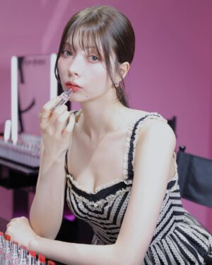Alissa Yagi Instagram - @yslbeauty LOVESHINE LIPSTICK 💜

大好きなルージュヴォリュプテシャインのアップデート版！
発売をとっても楽しみにしていました🤤👏🏻

フルーツオイルインで潤いが続く&"ツヤ再現成分"の配合量大幅アップでぷるぷるの唇に。🍓
薄膜で濃さの調整もしやすく、
ピタッと密着してムラになりにくいのも嬉しい。

着用カラーは154番
モーヴみのあるラズベリーレッドがおしゃれで一目惚れ🫶🏻

プライベートでは202.209を特に愛用する予感です☺️💭

#yslloveshine #yslラブシャイン #yslmakeup #pr