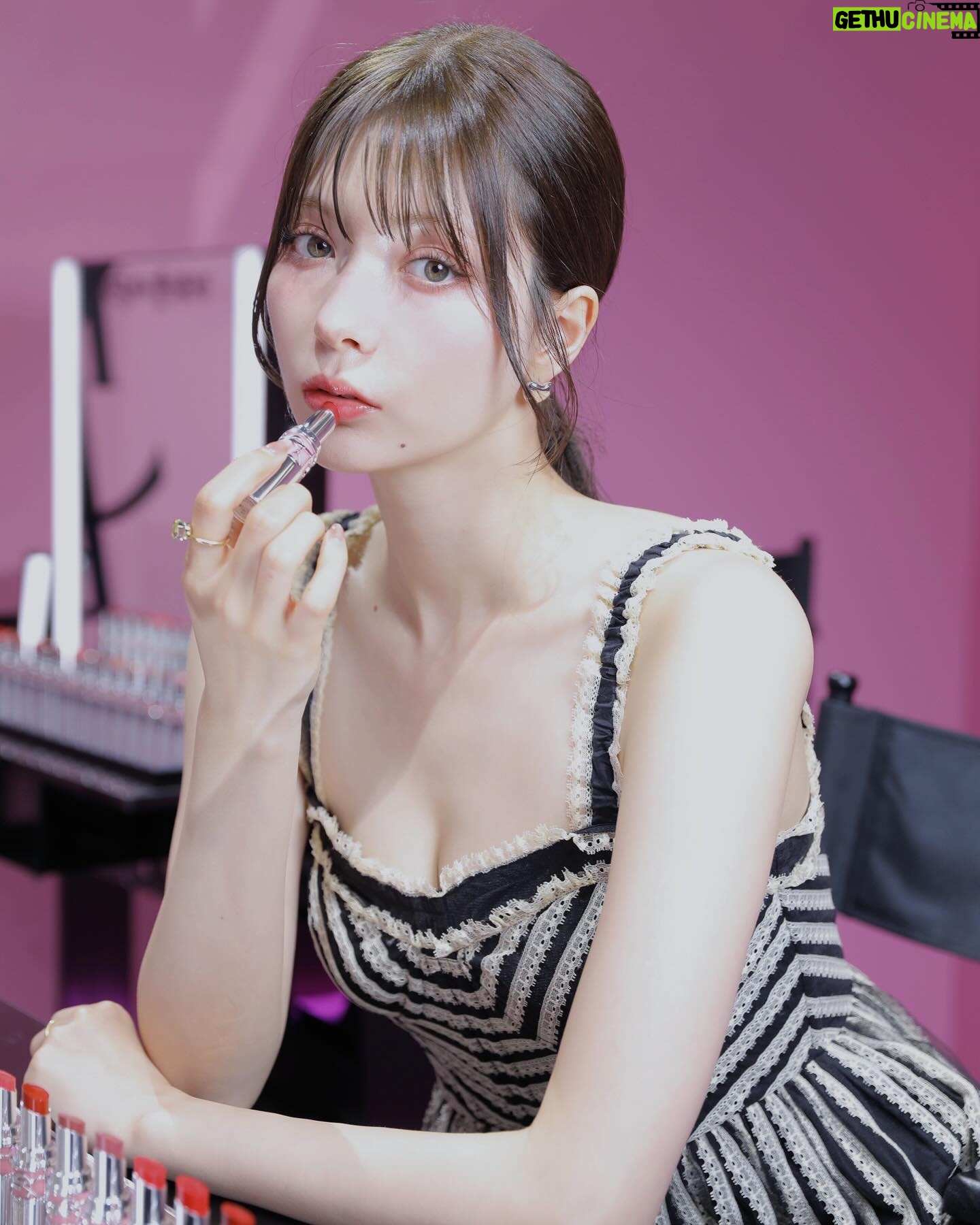 Alissa Yagi - 3 Likes - @yslbeauty LOVESHINE LIPSTICK 💜
大好きなルージュヴォリュプテシャインのアップデート版!
発売をとっても楽しみにしていました🤤👏🏻
フルーツオイルインで潤いが続く&"ツヤ再現成分"の配合量大幅アップでぷるぷるの唇に。🍓
薄膜で濃さの調整もしやすく、
ピタッと密着してムラになりにくいのも嬉しい。
着用カラーは154番
モーヴみのあるラズベリーレッドがおしゃれで一目惚れ🫶🏻
プライベートでは202.209を特に愛用する予感です☺️💭
#yslloveshine #yslラブシャイン #yslmakeup #pr