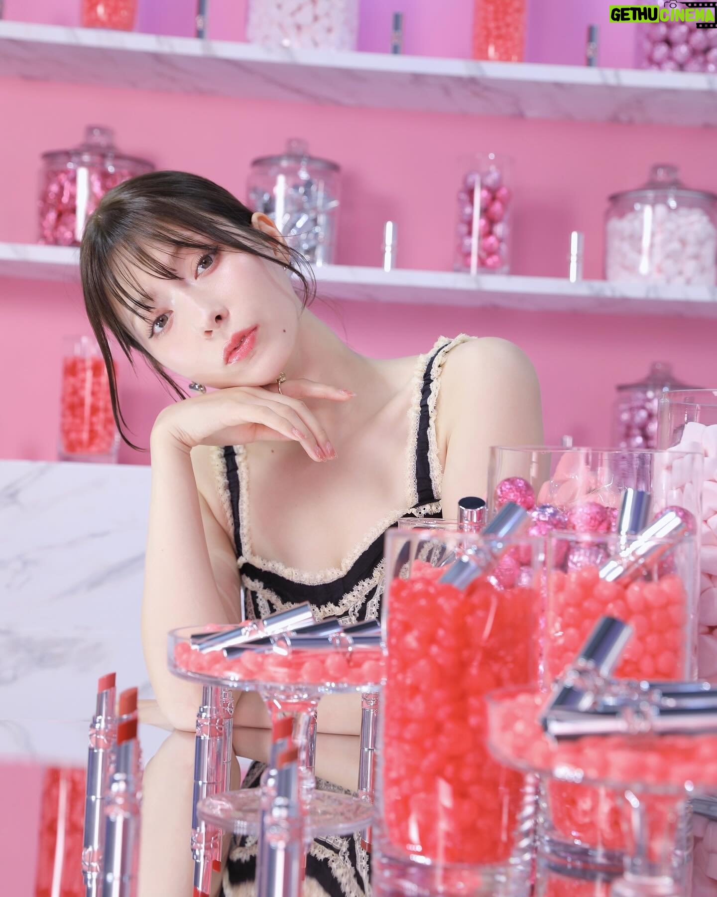 Alissa Yagi - 3 Likes - @yslbeauty LOVESHINE LIPSTICK 💜
大好きなルージュヴォリュプテシャインのアップデート版!
発売をとっても楽しみにしていました🤤👏🏻
フルーツオイルインで潤いが続く&"ツヤ再現成分"の配合量大幅アップでぷるぷるの唇に。🍓
薄膜で濃さの調整もしやすく、
ピタッと密着してムラになりにくいのも嬉しい。
着用カラーは154番
モーヴみのあるラズベリーレッドがおしゃれで一目惚れ🫶🏻
プライベートでは202.209を特に愛用する予感です☺️💭
#yslloveshine #yslラブシャイン #yslmakeup #pr