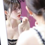 Alissa Yagi Instagram - @yslbeauty LOVESHINE LIPSTICK 💜 大好きなルージュヴォリュプテシャインのアップデート版！ 発売をとっても楽しみにしていました🤤👏🏻 フルーツオイルインで潤いが続く&"ツヤ再現成分"の配合量大幅アップでぷるぷるの唇に。🍓 薄膜で濃さの調整もしやすく、 ピタッと密着してムラになりにくいのも嬉しい。 着用カラーは154番 モーヴみのあるラズベリーレッドがおしゃれで一目惚れ🫶🏻 プライベートでは202.209を特に愛用する予感です☺️💭 #yslloveshine #yslラブシャイン #yslmakeup #pr