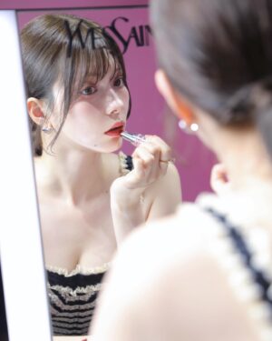 Alissa Yagi Instagram - @yslbeauty LOVESHINE LIPSTICK 💜

大好きなルージュヴォリュプテシャインのアップデート版！
発売をとっても楽しみにしていました🤤👏🏻

フルーツオイルインで潤いが続く&"ツヤ再現成分"の配合量大幅アップでぷるぷるの唇に。🍓
薄膜で濃さの調整もしやすく、
ピタッと密着してムラになりにくいのも嬉しい。

着用カラーは154番
モーヴみのあるラズベリーレッドがおしゃれで一目惚れ🫶🏻

プライベートでは202.209を特に愛用する予感です☺️💭

#yslloveshine #yslラブシャイン #yslmakeup #pr