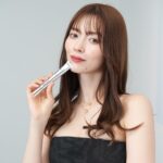 Alissa Yagi Instagram - @diorbeauty カプチュールトータルシリーズから "ヒアルショット"誕生。🤍 美容医療発想でお肌にヒアルロン酸を補充する部分用美容液。 そのヒアルロン酸の配合量は、ヒアルロン酸注射の約3本分…！ ヒアルショットで気になるエイジングサインを狙いうちしましょ。☺️🌱 #カプチュールトータル #ヒアルショット #ディオールファインジュエリー #supportedbydior