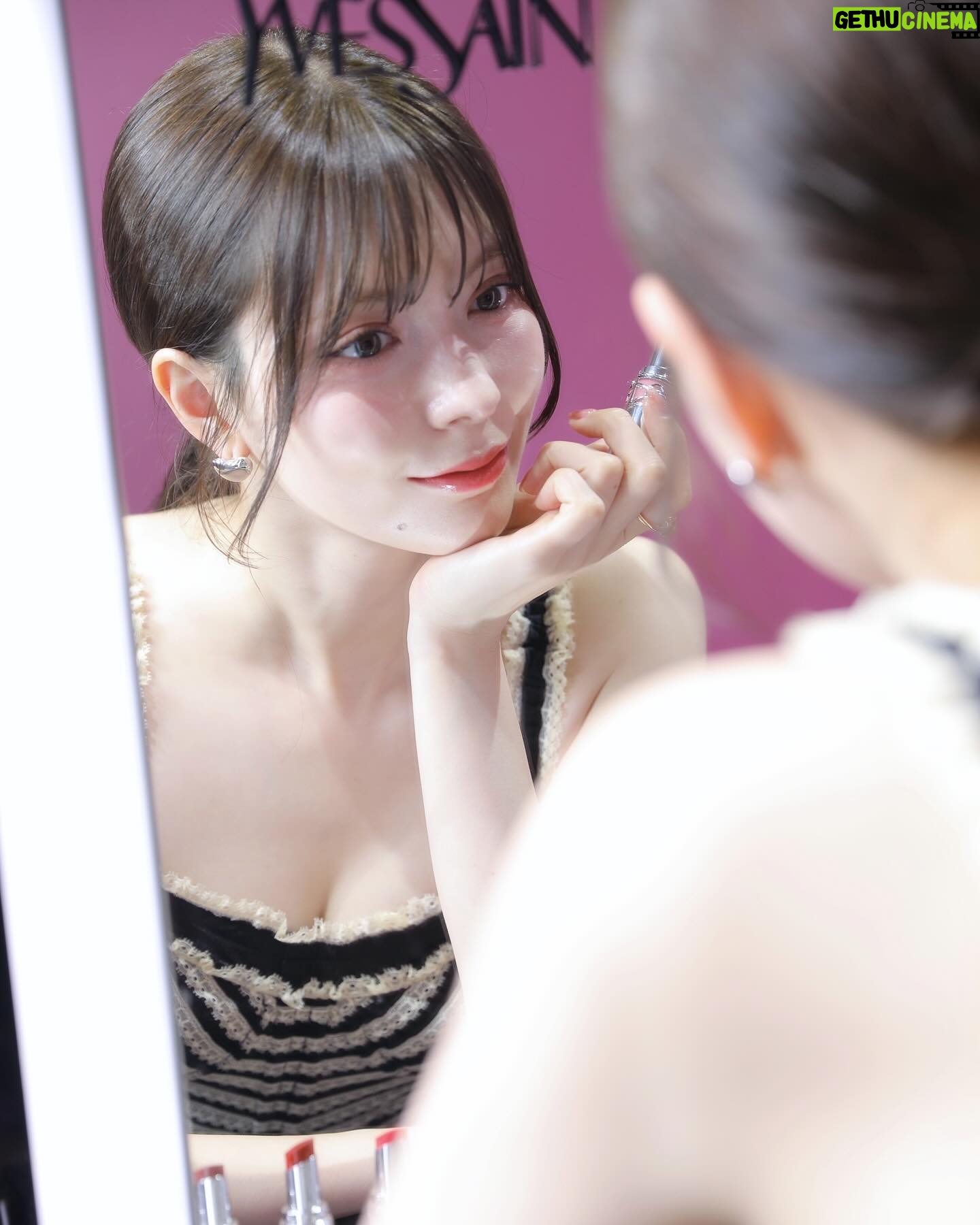 Alissa Yagi - 3 Likes - @yslbeauty LOVESHINE LIPSTICK 💜
大好きなルージュヴォリュプテシャインのアップデート版!
発売をとっても楽しみにしていました🤤👏🏻
フルーツオイルインで潤いが続く&"ツヤ再現成分"の配合量大幅アップでぷるぷるの唇に。🍓
薄膜で濃さの調整もしやすく、
ピタッと密着してムラになりにくいのも嬉しい。
着用カラーは154番
モーヴみのあるラズベリーレッドがおしゃれで一目惚れ🫶🏻
プライベートでは202.209を特に愛用する予感です☺️💭
#yslloveshine #yslラブシャイン #yslmakeup #pr