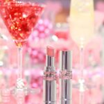 Alissa Yagi Instagram - @yslbeauty LOVESHINE LIPSTICK 💜 大好きなルージュヴォリュプテシャインのアップデート版！ 発売をとっても楽しみにしていました🤤👏🏻 フルーツオイルインで潤いが続く&"ツヤ再現成分"の配合量大幅アップでぷるぷるの唇に。🍓 薄膜で濃さの調整もしやすく、 ピタッと密着してムラになりにくいのも嬉しい。 着用カラーは154番 モーヴみのあるラズベリーレッドがおしゃれで一目惚れ🫶🏻 プライベートでは202.209を特に愛用する予感です☺️💭 #yslloveshine #yslラブシャイン #yslmakeup #pr