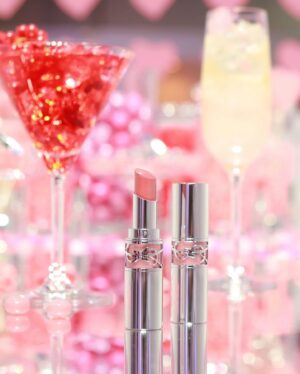 Alissa Yagi Instagram - @yslbeauty LOVESHINE LIPSTICK 💜

大好きなルージュヴォリュプテシャインのアップデート版！
発売をとっても楽しみにしていました🤤👏🏻

フルーツオイルインで潤いが続く&"ツヤ再現成分"の配合量大幅アップでぷるぷるの唇に。🍓
薄膜で濃さの調整もしやすく、
ピタッと密着してムラになりにくいのも嬉しい。

着用カラーは154番
モーヴみのあるラズベリーレッドがおしゃれで一目惚れ🫶🏻

プライベートでは202.209を特に愛用する予感です☺️💭

#yslloveshine #yslラブシャイン #yslmakeup #pr