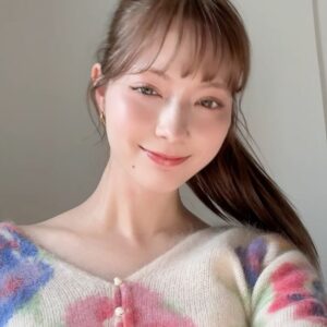 Alissa Yagi Instagram - 今日の私服とメイクレシピ。☺️🌸

アイシャドウは @chanel.beauty コーラルトレジャー、
リップ @rmkofficial サクラメルト、
チーク @guccibeauty ロージータン です。♡