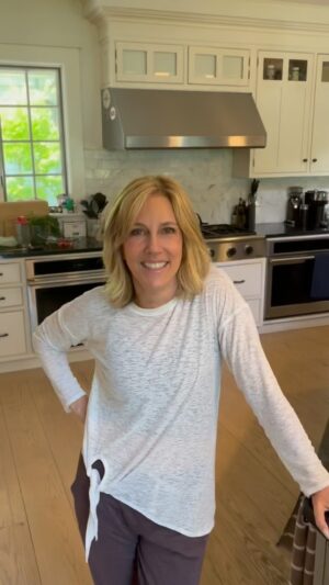 Alisyn Camerota Instagram - Back by popular demand, it’s Cocktails with Camerota! Tomorrow I’ll be talking with Jeff Kinney, author of @diaryofawimpykid, on Instagram Live about writing and life. 

We’ll be drinking “The Librarian.”  
— Muddle six mulberries in a rocks glass (I’ll be using blackberries)
— Add ice cubes
— Pour in 1 or 2 shots of gin
— Fill rest of glass with lemonade
— Add a splash of lemon seltzer

#bookstagram #booktalk #diaryofawimpykid