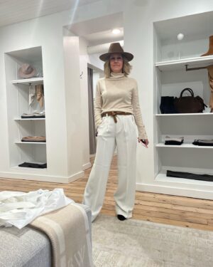 Alisyn Camerota Instagram - I’m in a local fashion show later this month to raise money for @homeswithhope and need to pick out an outfit… but I only get one. Have a favorite?

#WardrobeWednesday