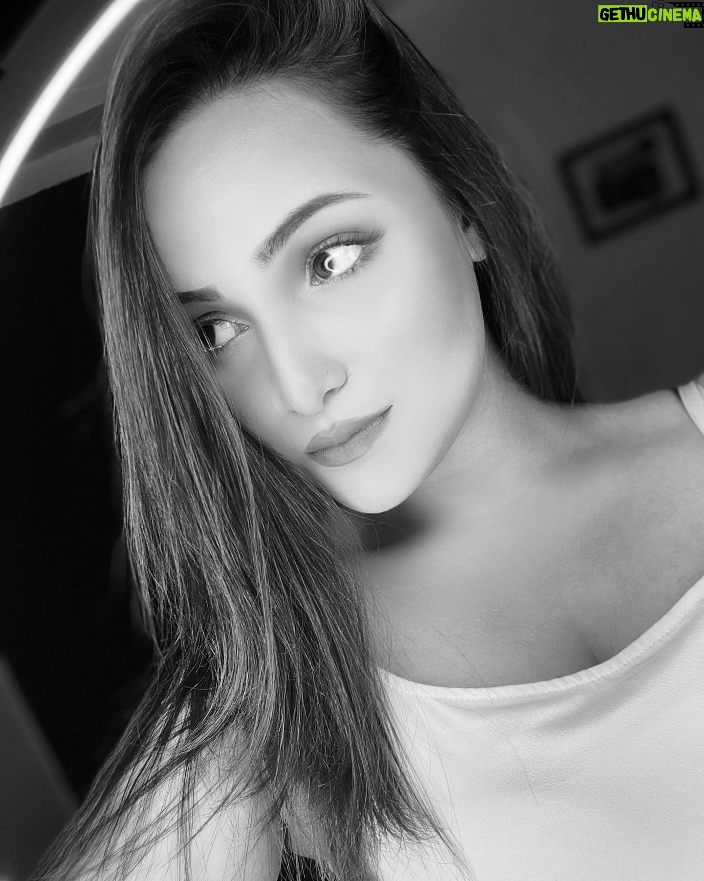 Aliya Naaz Instagram - Not being hard on myself anymore 🖤 . . . . . . #selfieofday #aliya #indian #indiangirl #indiangirls #mumbaikar #mumbai #salmankhanfilms #indianactress #southindianactress #kannadaactress #tamilactress #punjabisongs #punjabiactress #chandigarhmodels #mumbaimodel #indianwebseries #southindianfashion #ramojifilmcity #filmcitymumbai #altbalaji #upaay #colorstv #goregaon #bandrawest #sonakshisinhahot #dabangg3 #hashtagsforlikes #pinkvillasouth #pinkvillatelly
