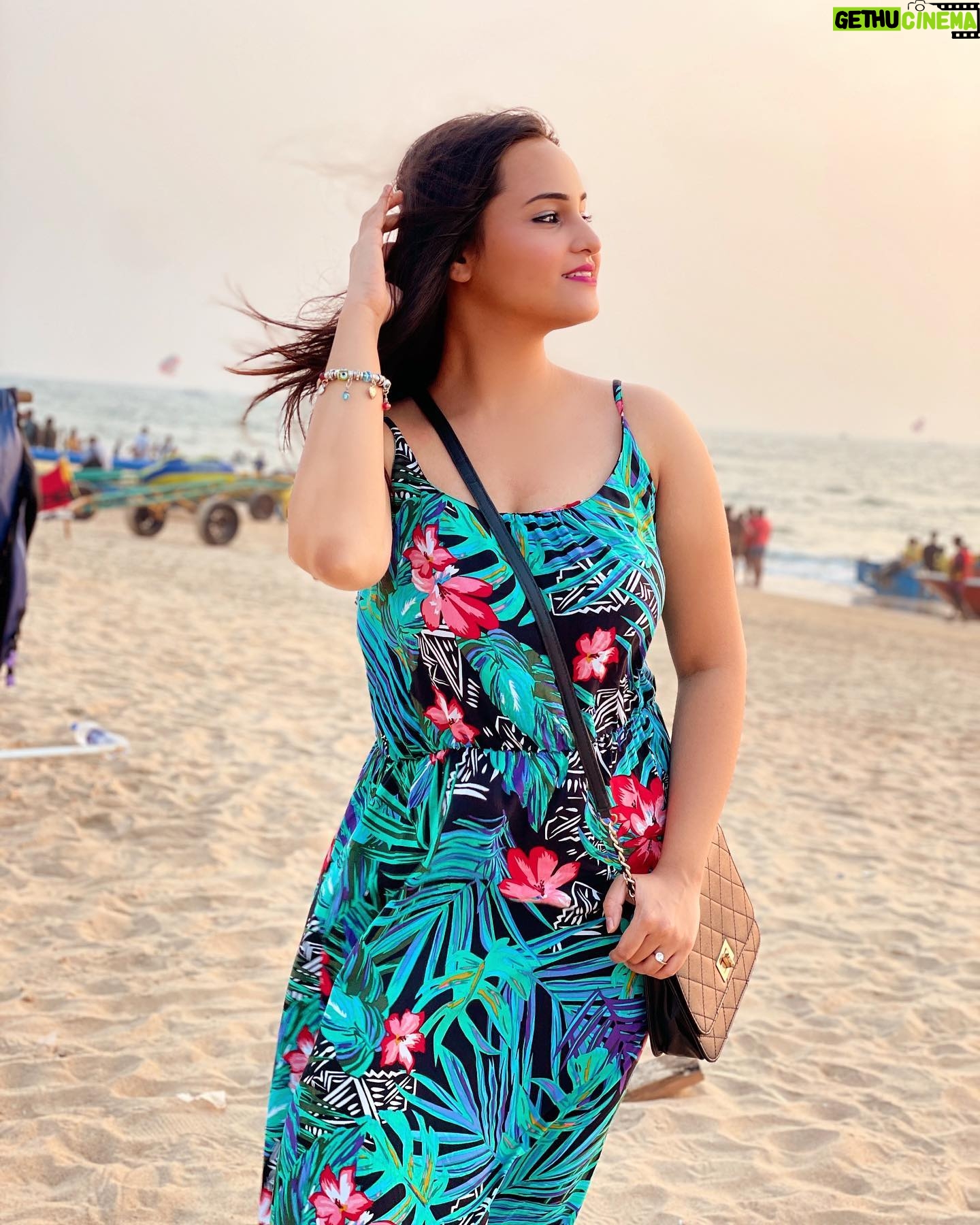 Aliya Naaz Instagram - I sang a lullaby by the waterside and knew If you were here I’d sing to you 🖤 . . . . . #beachphotography #beachlife #beachwear #goadiaries #goalove #exploregoa #goaexplore #bagabeach #northgoa #incredibleindia #indian #serenitybeach #calangute #anjunabeach #vagator #tropical #summervibes #goatrip #travelindia #indianbeach #seaside #sfspost #mumbaigirls #indiangirls #southgoa #goaindia #travelgoa #travelindiagram #bonggirl #instantbollywood