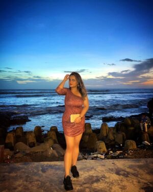 Aliya Naaz Instagram - Hey🧡
.
.
.
.
.
.
#bluehour #bluehourphotography #sealovers #mumbai #mumbaikar #indianactress #indianactor #southindianactress #mumbaigirls #indiangirls #exploremore #horizonte