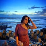 Aliya Naaz Instagram - Hey🧡 . . . . . . #bluehour #bluehourphotography #sealovers #mumbai #mumbaikar #indianactress #indianactor #southindianactress #mumbaigirls #indiangirls #exploremore #horizonte
