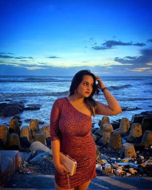 Aliya Naaz Instagram - Hey🧡
.
.
.
.
.
.
#bluehour #bluehourphotography #sealovers #mumbai #mumbaikar #indianactress #indianactor #southindianactress #mumbaigirls #indiangirls #exploremore #horizonte