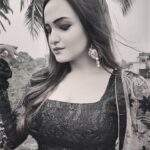 Aliya Naaz Instagram - Happy Friday 🖤 . . . . . #fridayvibes #throwback #eid2020 #monochromatic #monochrome #moodedits #love #beyou #sfs #sfspost #sfstyle #mumbai #indiangirls #mumbaigirls #delhi #instagood #instadaily #instagram #following #followforafollow #followforfollowback #real #simple #beauthentic #me #lookgood #feelgood #eid #fridaymood
