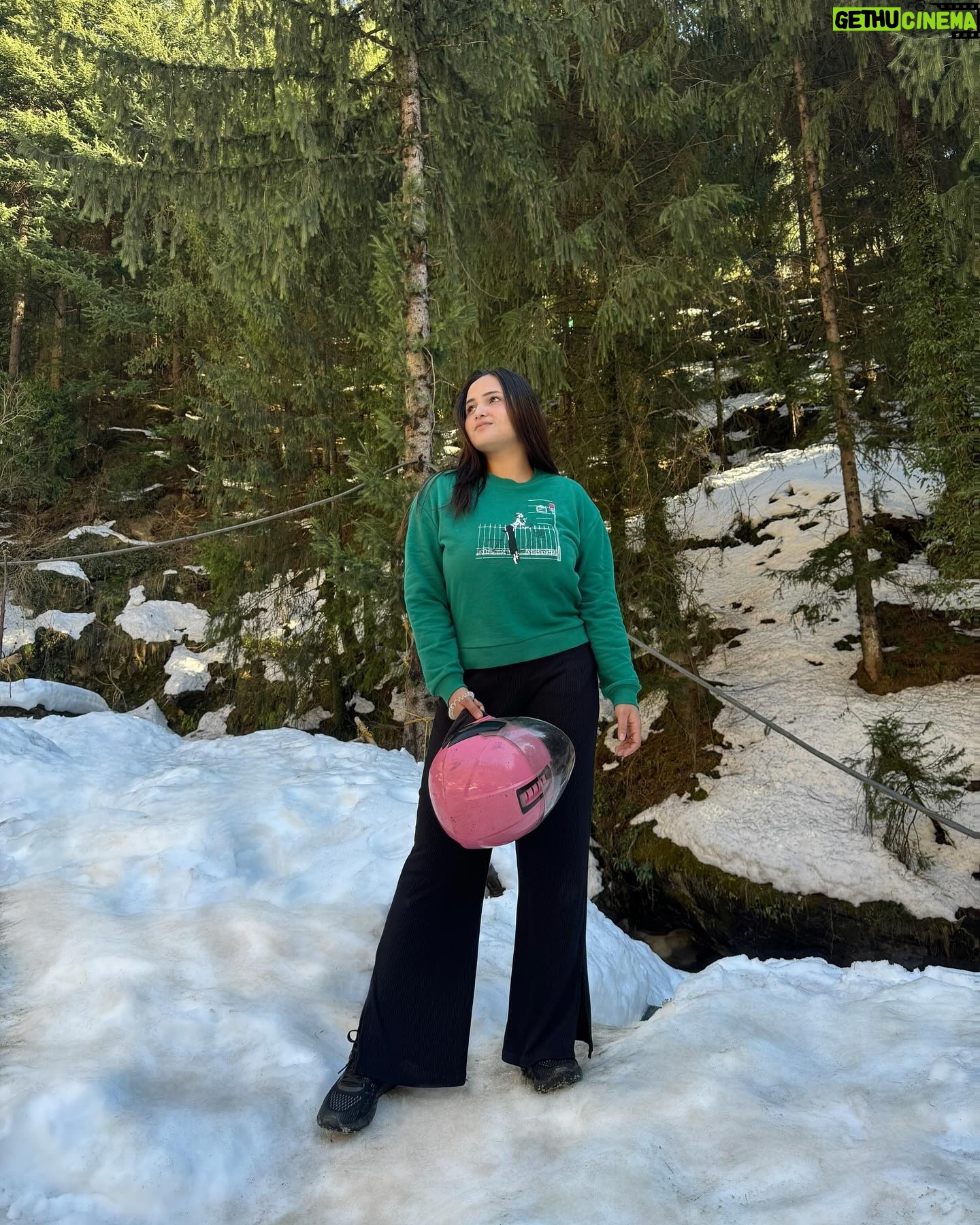 Aliya Naaz Instagram - š¤ . . . . . . #manalı #himachalpradesh #himachal #kullumanali #aliyanaaz #snowfall #winterwonderland #ootd #winterootd #travelgram #instantbollywood #pinkvillafashion #himachaltourism #northindia