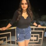 Aliya Naaz Instagram - Recent 🖤🎬 . . . . #casualstyle #casualoutfit #shootlife #actorslife #actor #southindianactress #southindianactor #pinkvillasouth #pinkvillafashion #pinkvillatelly #instantbollywood #bollywoodhungama #mumbaigirls #mumbaigirl #indiangirl #nightphotography #pollywood #colorstv #starplus #sonakshisinha #bollywoodhot #bollywoodactress #bandra #positivity