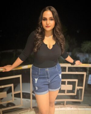 Aliya Naaz Instagram - Recent 🖤🎬
.
.
.
.
#casualstyle #casualoutfit #shootlife #actorslife #actor #southindianactress #southindianactor #pinkvillasouth #pinkvillafashion #pinkvillatelly #instantbollywood #bollywoodhungama #mumbaigirls #mumbaigirl #indiangirl #nightphotography #pollywood #colorstv #starplus #sonakshisinha #bollywoodhot #bollywoodactress #bandra #positivity