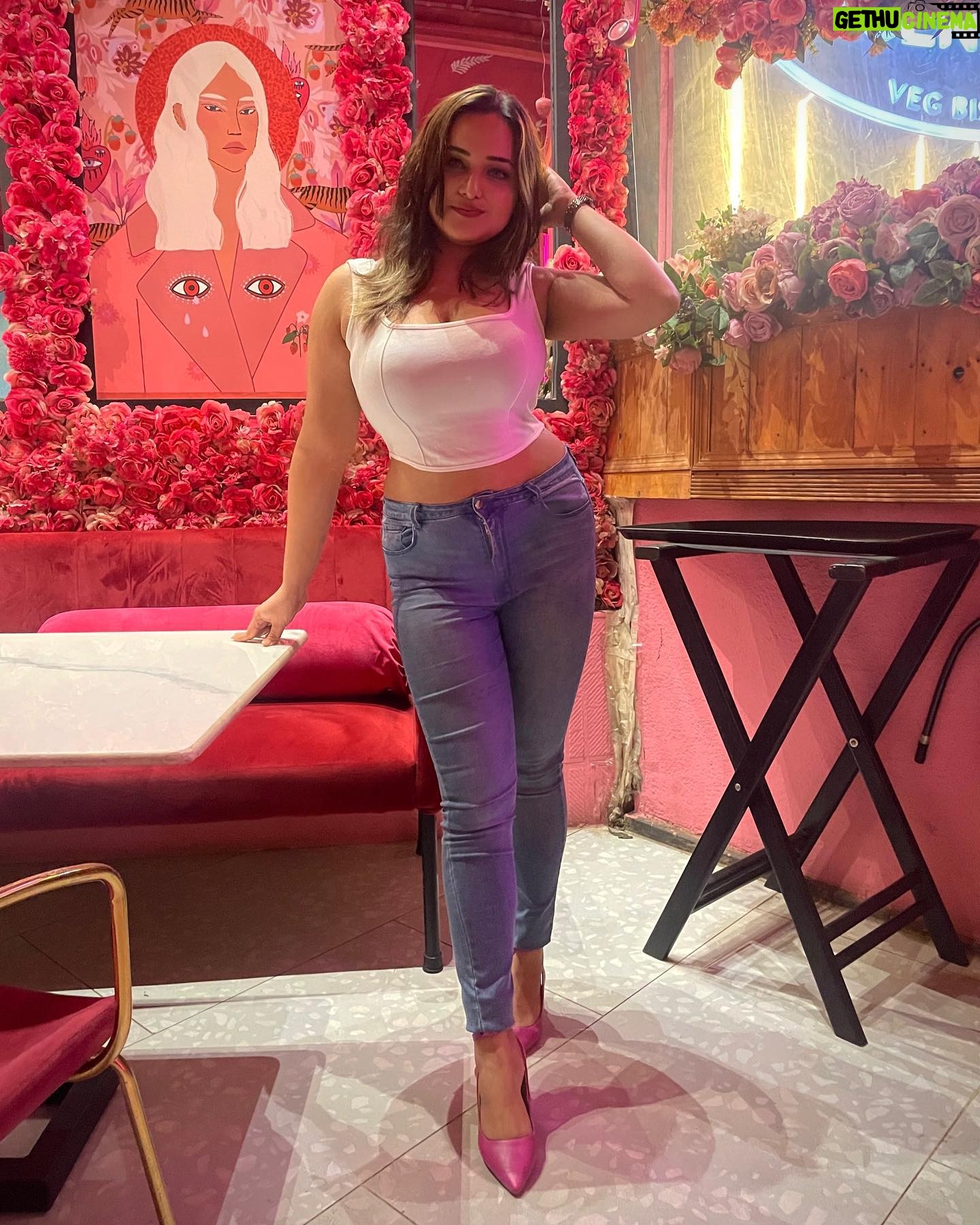 Aliya Naaz - 11.5K Likes - Keeping it casual !
.
.
.
.
#mumbaikar #indianactress #mumbaigirls #ootd #ootdfashion #mumbaimodels #instantbollywood #viralbhayani #pinkvillafashion #pinkvilla #pinkvillasouth #juhu #bandrawest #sfspost #mumbaifashionblogger #filmcitymumbai #altbalaji #balajitelefilms