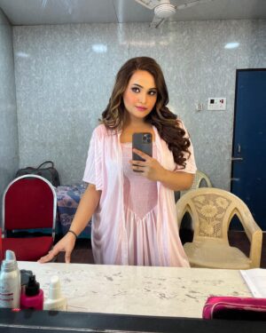 Aliya Naaz Instagram - Happy place 🎬
.
.
.
.
#mirrorselfie #mirrors #vanitymirror #vanitymakeup #vanityfair #shooting #mumbaiactor #filmcitymumbai #mumbaikar #indianactress #kumkumbhagya #sjstudio #balajitelefilms #bollywoodhot #instantpollywood #pinkvillafashion #pinkvillasouth #tellycelebs #tellychakkar #mumbaigirls #indiangirl #babypink #makeuproom #actresshot #aliyanaaz #mehboobstudio #altbalaji #andheriwest