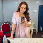 Aliya Naaz Instagram - Happy place 🎬 . . . . #mirrorselfie #mirrors #vanitymirror #vanitymakeup #vanityfair #shooting #mumbaiactor #filmcitymumbai #mumbaikar #indianactress #kumkumbhagya #sjstudio #balajitelefilms #bollywoodhot #instantpollywood #pinkvillafashion #pinkvillasouth #tellycelebs #tellychakkar #mumbaigirls #indiangirl #babypink #makeuproom #actresshot #aliyanaaz #mehboobstudio #altbalaji #andheriwest