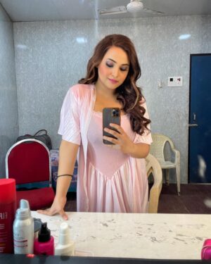 Aliya Naaz Instagram - Happy place 🎬
.
.
.
.
#mirrorselfie #mirrors #vanitymirror #vanitymakeup #vanityfair #shooting #mumbaiactor #filmcitymumbai #mumbaikar #indianactress #kumkumbhagya #sjstudio #balajitelefilms #bollywoodhot #instantpollywood #pinkvillafashion #pinkvillasouth #tellycelebs #tellychakkar #mumbaigirls #indiangirl #babypink #makeuproom #actresshot #aliyanaaz #mehboobstudio #altbalaji #andheriwest