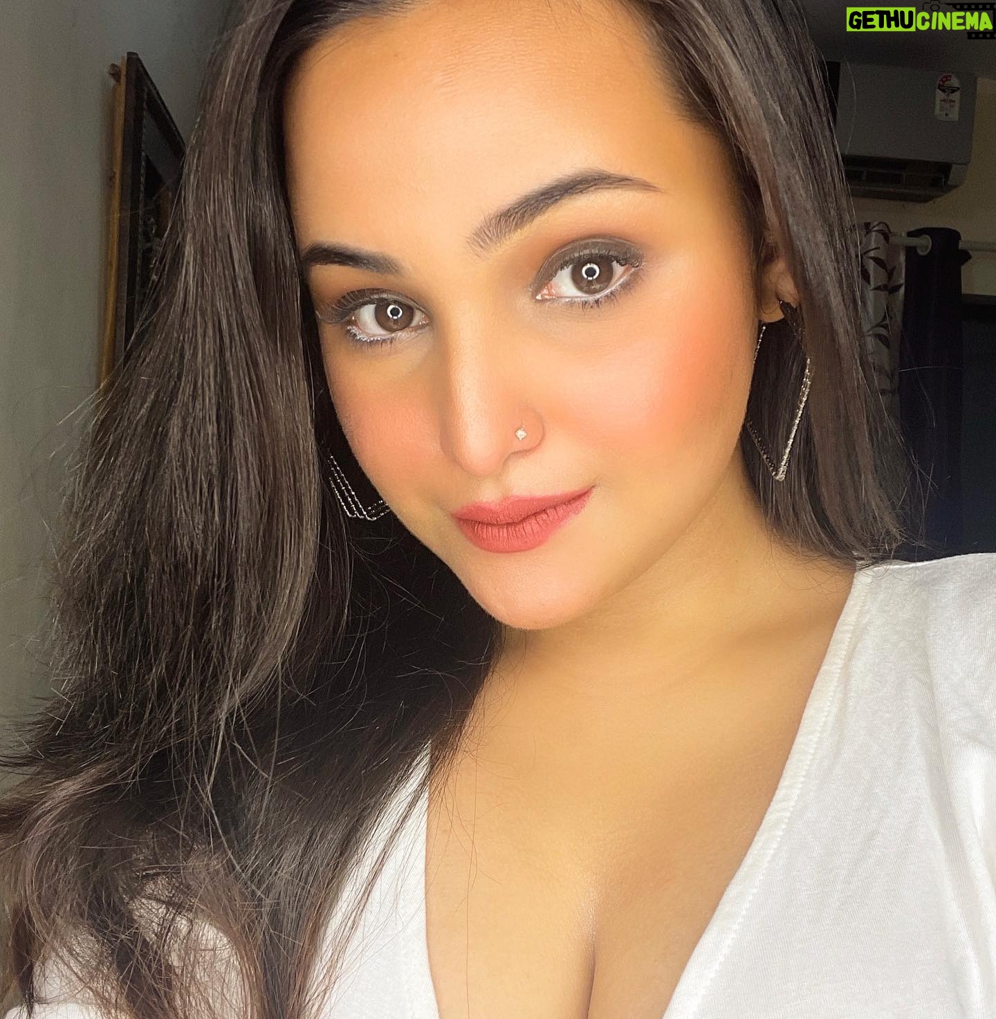 Aliya Naaz Instagram - Even a white rose has a black shadow❤️ . . . . #selfie #afterlongtime #makeuplover #just #indian #instagood #instapic #instagram #mumbai #mumbaigirls #indiangirl #instantbollywood #pinkvilla #tellywood #bollywood #trending #hashtag #popular #white #makeuplooks #mumbaikar #bandrawest #bonggirl #darjeeling #mhbrh #loa #happy #goodvibes