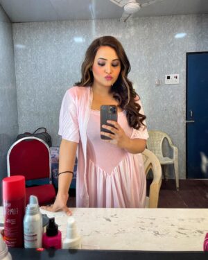 Aliya Naaz Instagram - Happy place 🎬
.
.
.
.
#mirrorselfie #mirrors #vanitymirror #vanitymakeup #vanityfair #shooting #mumbaiactor #filmcitymumbai #mumbaikar #indianactress #kumkumbhagya #sjstudio #balajitelefilms #bollywoodhot #instantpollywood #pinkvillafashion #pinkvillasouth #tellycelebs #tellychakkar #mumbaigirls #indiangirl #babypink #makeuproom #actresshot #aliyanaaz #mehboobstudio #altbalaji #andheriwest
