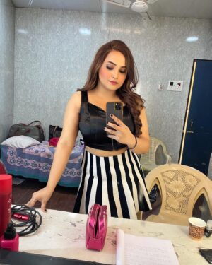 Aliya Naaz Instagram - 🎬
.
.
.
.
.
#mirrorselfie #mirrors #vanitymirror #vanitymakeup #vanityfair #shooting #mumbaiactor #filmcitymumbai #mumbaikar #indianactress #kumkumbhagya #sjstudio #balajitelefilms #bollywoodhot #instantpollywood #pinkvillafashion #pinkvillasouth #tellycelebs #tellychakkar #mumbaigirls #indiangirl #babypink #makeuproom #actresshot #aliyanaaz #mehboobstudio #altbalaji #andheriwest