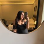 Aliya Naaz Instagram - “Morning will come, it has no choice.” Marty Rubin . . . . . . #startfresh #mirror #mumbai #love #goa #luxurylifestyle #life #beyourownboss #lifeisshort #mumbaifashionblogger #travelblogger #travelblog #blackdress #goaexplore #mumbaiexplore #ramadagoa #goahotel #mumbaiactors #classy
