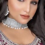 Aliya Naaz Instagram - Just for the makeup look. Last from this set . . . #indianmakeup #shahrukhkhan #srk #srkfanclub #weddingmakeup #makeuptutorial #makeupartist #indianmakeupartist #indianmakeup #smokeyeyes #necklace #bollywoodsongs #instantbollywood #pinkvilla #pinkvillafashion #mumbaigirls #indiangirls #delhigirls #preityzinta #ranimukherjee #viralreels #viralindia #viralgirl #reelkarofeelkaro #indianlook #sonakshisinha #sonakshisinhafanclub #indianactress