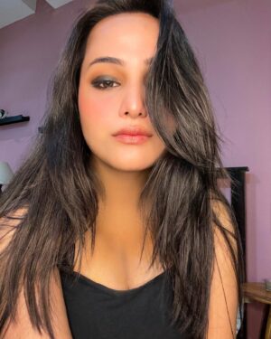 Aliya Naaz Instagram - Half flowers, half flaws 🥀
.
.
.
.
#flawsome #aliyanaaz #mondayselfie #indianactress #mumbaiactor #potd #selfiegram #instantpollywood #instantbollywood #pinkvilla #pinkvillatelly #pinkvillasouth #bollywoodhungama #indiaforums #starplus #colorstvserial #viralbhayani #indianwebseries #mumbaigirls #delhigirls #indiangirls #altbalaji #balajitelefilms #zeetv #filmcitymumbai #goregaon #hotstar #mxplayer #makeupaddict #glammakeup