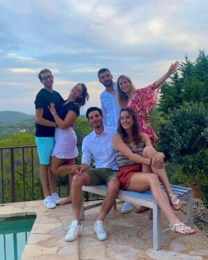 Alizé Cornet Instagram - I didn't take a pill in Ibiza 😉, but still had an unforgettable week with these amazing people 🫶🥹💃 

Ibiza, you are so much more than what your reputation would suggest 🙏🌱🌺🌳🐠🌞⛵️💙✌️

Merci pour tout les copains 🥰 #vidalocaforever