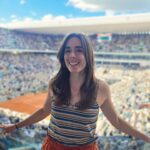 Alizé Cornet Instagram – Roland Garros from an other perspective 🎧🎤☀️