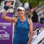 Alizé Cornet Instagram - Le plus mignon des hommages hier à Strasbourg 🥹❤️ Merci @wta_strasbourg pour ce geste et @pierrehuguesherbert pour ta présence, j'ai été très touchée 🙏🥲 Le début des au revoir n'est pas de tout repos pour mon petit cœur, mais je vais garder le cap pour faire de ce dernier Roland le plus beau jubilé possible 🙌 Merci à tous pour votre soutien 🫶