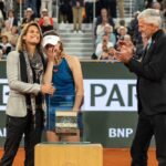 Alizé Cornet Instagram – Un moment inoubliable 🥹

Je dis au revoir à 20 ans de tennis professionnel, 20 ans d’une vie pour laquelle j’ai absolument tout donné et qui m’a tant donné en retour.

Il y a forcément un peu de tristesse aujourd’hui, mais aussi une profonde fierté d’avoir puisé au fond de moi pendant toutes ces années, sans jamais perdre cette passion infinie pour le tennis.

Merci @rolandgarros pour cette cérémonie pleine d’émotions, et à vous tous pour vos messages et votre amour.

D’une manière ou d’une autre, on se retrouvera ❤️

P.s : Good luck for your career @zhengqinwen_tennis 🙏🤗