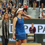 Alizé Cornet Instagram – Un moment inoubliable 🥹

Je dis au revoir à 20 ans de tennis professionnel, 20 ans d’une vie pour laquelle j’ai absolument tout donné et qui m’a tant donné en retour.

Il y a forcément un peu de tristesse aujourd’hui, mais aussi une profonde fierté d’avoir puisé au fond de moi pendant toutes ces années, sans jamais perdre cette passion infinie pour le tennis.

Merci @rolandgarros pour cette cérémonie pleine d’émotions, et à vous tous pour vos messages et votre amour.

D’une manière ou d’une autre, on se retrouvera ❤️

P.s : Good luck for your career @zhengqinwen_tennis 🙏🤗