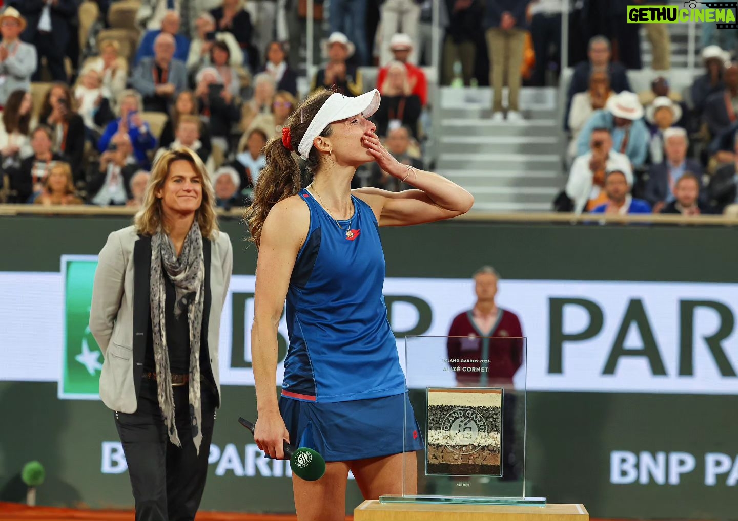 Alizé Cornet - 6.6K Likes - Un moment inoubliable 🥹
Je dis au revoir à 20 ans de tennis professionnel, 20 ans d'une vie pour laquelle j'ai absolument tout donné et qui m'a tant donné en retour.
Il y a forcément un peu de tristesse aujourd'hui, mais aussi une profonde fierté d'avoir puisé au fond de moi pendant toutes ces années, sans jamais perdre cette passion infinie pour le tennis.
Merci @rolandgarros pour cette cérémonie pleine d'émotions, et à vous tous pour vos messages et votre amour.
D'une manière ou d'une autre, on se retrouvera ❤️
P.s : Good luck for your career @zhengqinwen_tennis 🙏🤗