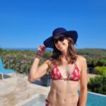 Alizé Cornet Instagram – Sunday vibe 😎☀️🌴🍍👒

“Le plus beau vêtement que puisse porter une femme, ce sont les bras de l’homme qu’elle aime.” 🦆💕