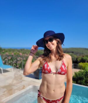 Alizé Cornet Instagram - Sunday vibe 😎☀️🌴🍍👒

"Le plus beau vêtement que puisse porter une femme, ce sont les bras de l'homme qu'elle aime." 🦆💕