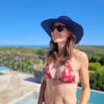 Alizé Cornet Instagram - Sunday vibe 😎☀️🌴🍍👒 "Le plus beau vêtement que puisse porter une femme, ce sont les bras de l'homme qu'elle aime." 🦆💕