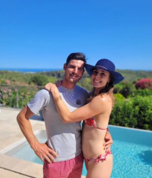 Alizé Cornet Instagram - Sunday vibe 😎☀️🌴🍍👒

"Le plus beau vêtement que puisse porter une femme, ce sont les bras de l'homme qu'elle aime." 🦆💕