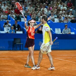 Alizé Cornet Instagram - Quel immense bonheur de jouer ce premier jour de @hopmancup avec mon ami @richardgasquet34 et de ramener cette première victoire pour la France 💪🇨🇵

Et tout ça sur les courts de mon club devant un public au rendez-vous 😍🥹🙏 #IssaNissa 

A tout à l'heure pour notre deuxième match contre la Suisse où nous essayerons de gagner notre place en finale ! ✊️