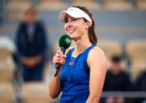 Alizé Cornet Instagram - Un moment inoubliable 🥹

Je dis au revoir à 20 ans de tennis professionnel, 20 ans d'une vie pour laquelle j'ai absolument tout donné et qui m'a tant donné en retour.

Il y a forcément un peu de tristesse aujourd'hui, mais aussi une profonde fierté d'avoir puisé au fond de moi pendant toutes ces années, sans jamais perdre cette passion infinie pour le tennis.

Merci @rolandgarros pour cette cérémonie pleine d'émotions, et à vous tous pour vos messages et votre amour.

D'une manière ou d'une autre, on se retrouvera ❤️

P.s : Good luck for your career @zhengqinwen_tennis 🙏🤗