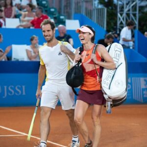 Alizé Cornet Instagram - Quel immense bonheur de jouer ce premier jour de @hopmancup avec mon ami @richardgasquet34 et de ramener cette première victoire pour la France 💪🇨🇵

Et tout ça sur les courts de mon club devant un public au rendez-vous 😍🥹🙏 #IssaNissa 

A tout à l'heure pour notre deuxième match contre la Suisse où nous essayerons de gagner notre place en finale ! ✊️