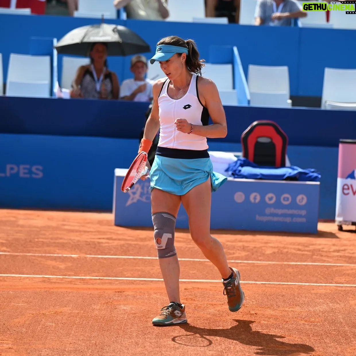 Alizé Cornet - 4.6K Likes - Quel immense bonheur de jouer ce premier jour de @hopmancup avec mon ami @richardgasquet34 et de ramener cette première victoire pour la France 💪🇨🇵
Et tout ça sur les courts de mon club devant un public au rendez-vous 😍🥹🙏 #IssaNissa
A tout à l'heure pour notre deuxième match contre la Suisse où nous essayerons de gagner notre place en finale ! ✊️