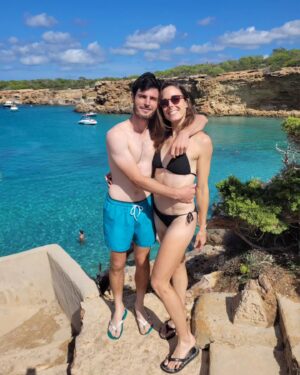 Alizé Cornet Instagram - I didn't take a pill in Ibiza 😉, but still had an unforgettable week with these amazing people 🫶🥹💃 

Ibiza, you are so much more than what your reputation would suggest 🙏🌱🌺🌳🐠🌞⛵️💙✌️

Merci pour tout les copains 🥰 #vidalocaforever