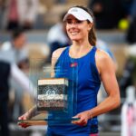 Alizé Cornet Instagram – Un moment inoubliable 🥹

Je dis au revoir à 20 ans de tennis professionnel, 20 ans d’une vie pour laquelle j’ai absolument tout donné et qui m’a tant donné en retour.

Il y a forcément un peu de tristesse aujourd’hui, mais aussi une profonde fierté d’avoir puisé au fond de moi pendant toutes ces années, sans jamais perdre cette passion infinie pour le tennis.

Merci @rolandgarros pour cette cérémonie pleine d’émotions, et à vous tous pour vos messages et votre amour.

D’une manière ou d’une autre, on se retrouvera ❤️

P.s : Good luck for your career @zhengqinwen_tennis 🙏🤗