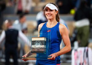 Alizé Cornet Instagram - Un moment inoubliable 🥹

Je dis au revoir à 20 ans de tennis professionnel, 20 ans d'une vie pour laquelle j'ai absolument tout donné et qui m'a tant donné en retour.

Il y a forcément un peu de tristesse aujourd'hui, mais aussi une profonde fierté d'avoir puisé au fond de moi pendant toutes ces années, sans jamais perdre cette passion infinie pour le tennis.

Merci @rolandgarros pour cette cérémonie pleine d'émotions, et à vous tous pour vos messages et votre amour.

D'une manière ou d'une autre, on se retrouvera ❤️

P.s : Good luck for your career @zhengqinwen_tennis 🙏🤗